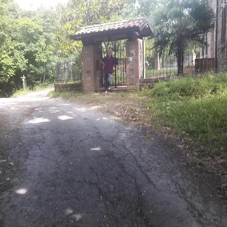 A Fine 2 Bedroom Stone House In Emila Nyaraló
