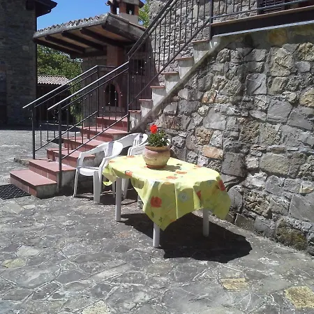A Fine 2 Bedroom Stone House In Emila Nyaraló