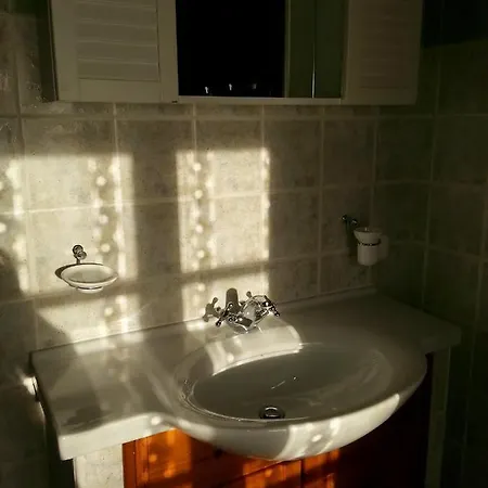 A Fine 2 Bedroom Stone House In Emila *