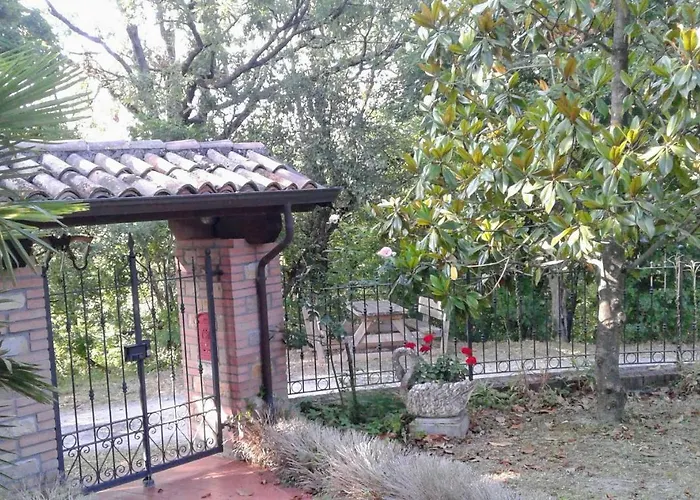 Vakantiehuis A Fine 2 Bedroom Stone House In Emila