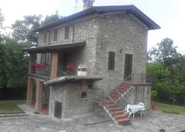 Vakantiehuis A Fine 2 Bedroom Stone House In Emila