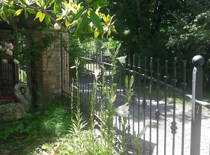 Vakantiehuis A Fine 2 Bedroom Stone House In Emila