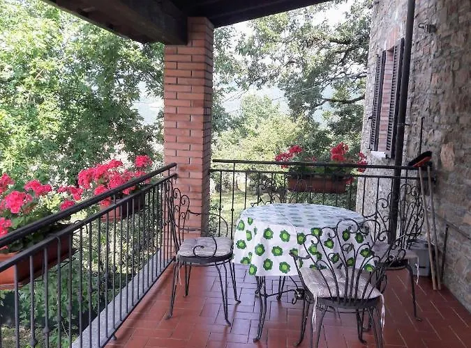 Vakantiehuis A Fine 2 Bedroom Stone House In Emila